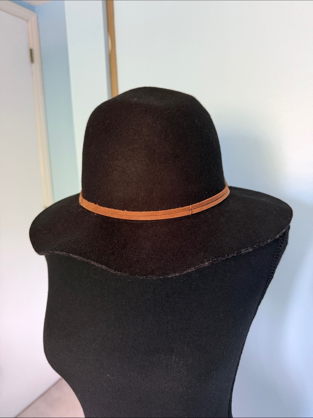 Classic Wide-Brim Wool Felt Hat with Brown Band - Black